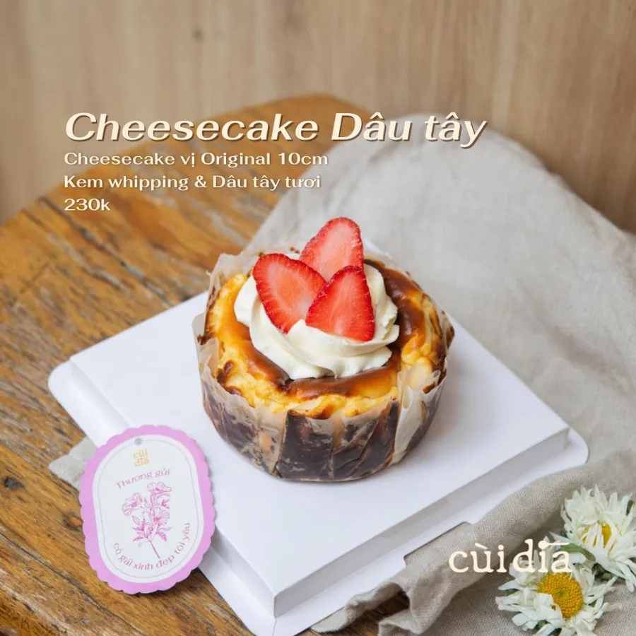 Cheesecake dâu tây 10cm decor kem whipping và dâu tươi