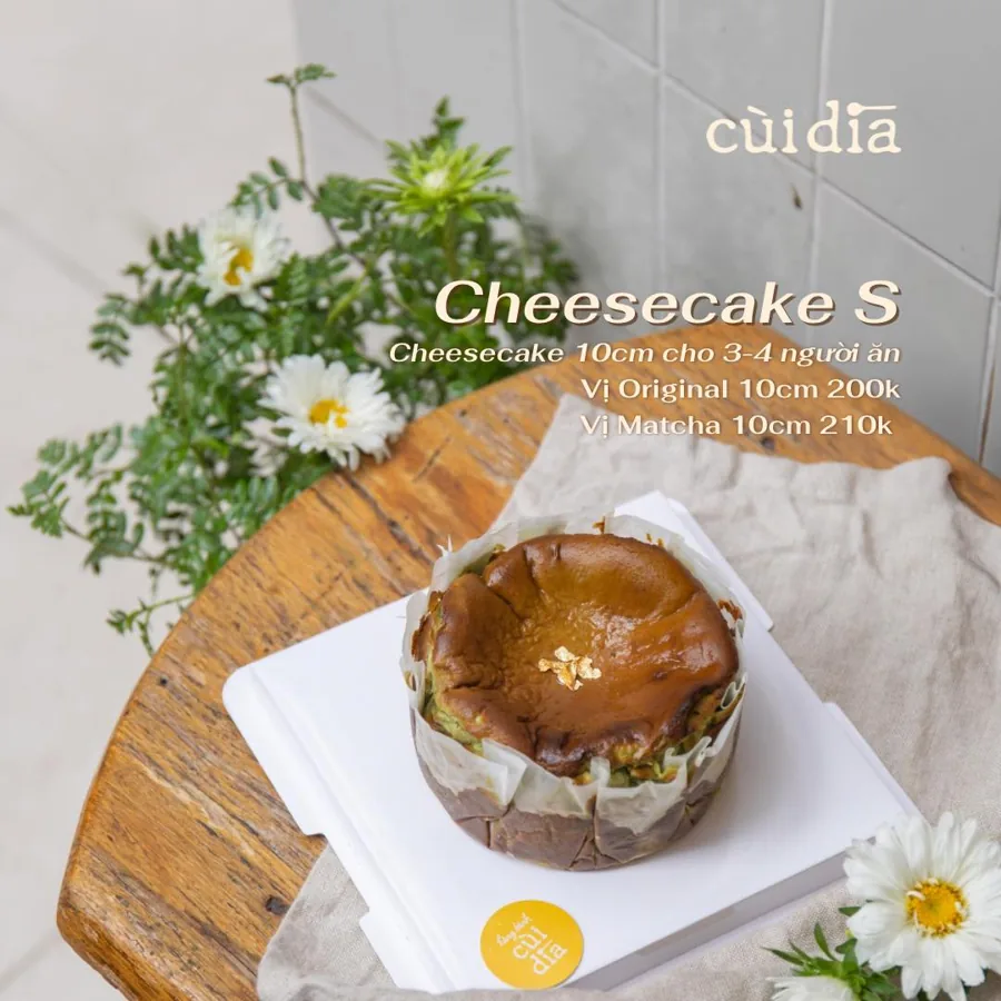 Cheesecake 10cm của cùi dìa bên hoa cúc họa mi