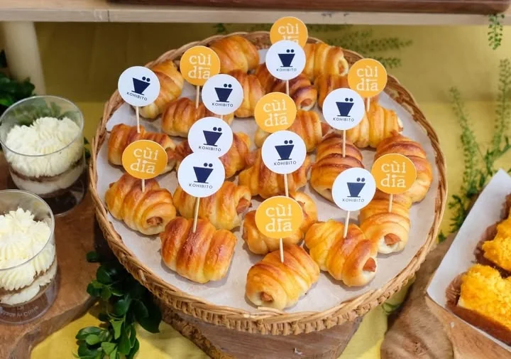 Bánh mỳ nhỏ xúc xích cắm tag cùi dìa trên mẹt tre
