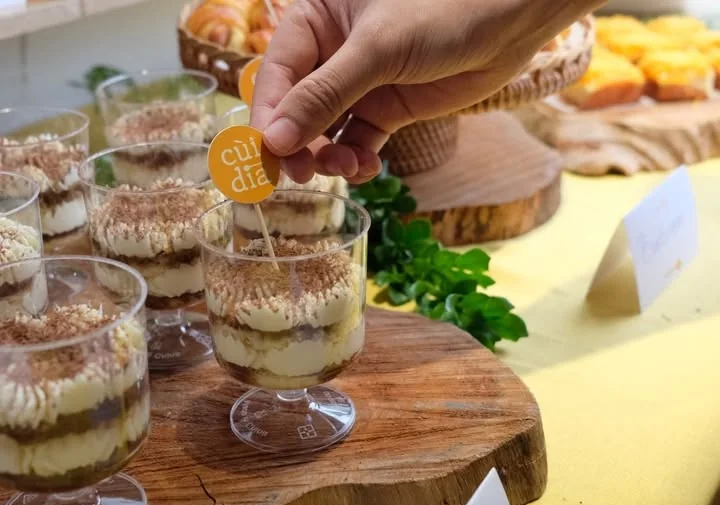 Cup gato tiramisu cắm tag cùi dìa
