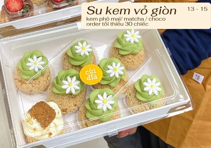 Su kem vỏ giòn phủ kem matcha và hoa cúc